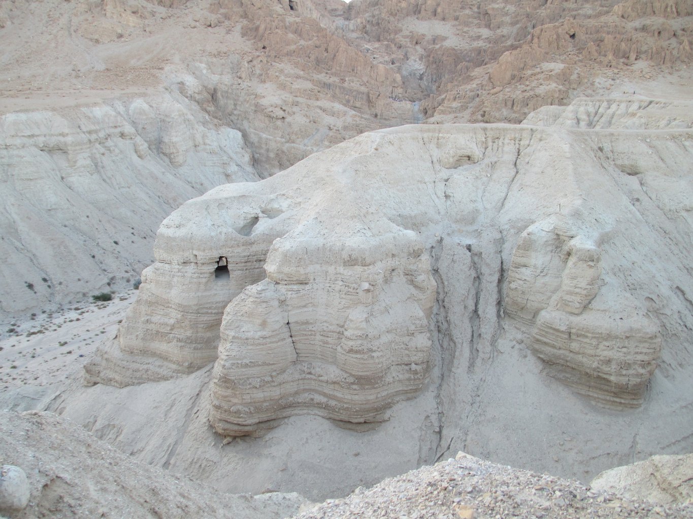 On the side of the cliff, one can make out the entrance to cave 4, where the manuscripts relating to the Essene calendar were discovered in 1952.