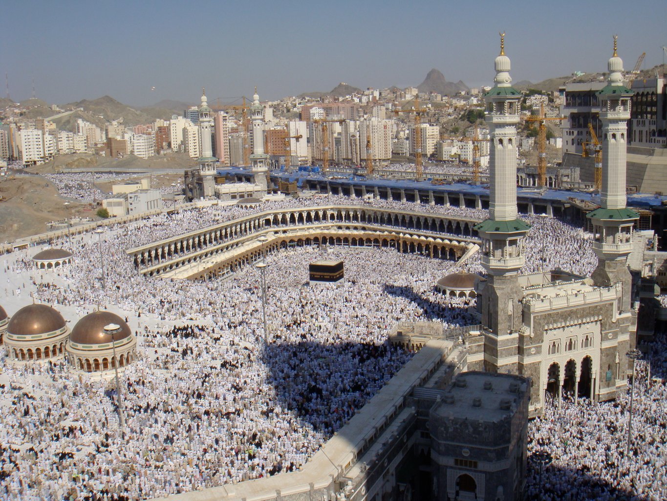 Aerial photo of al-Haram Mosque, at the center of which stands the Ka'ba