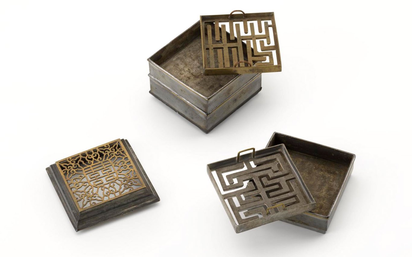 Chinese incense clock in several parts, with wind protection