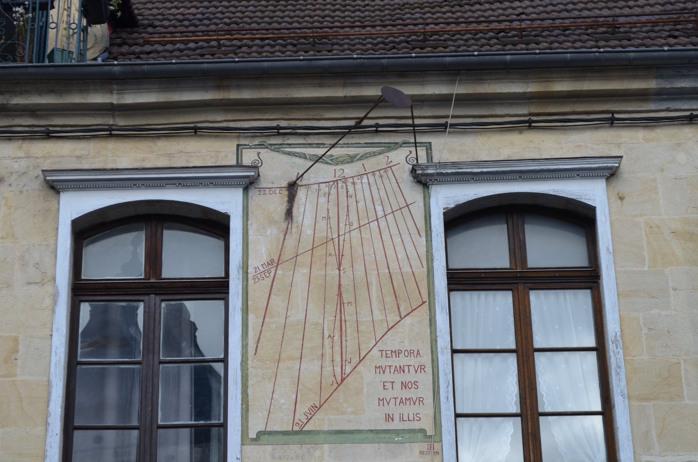 A sundial in Pontarlier. In its center you can see the analemma representing the equation of time, which makes it possible to apply mean-time/true-time corrections.